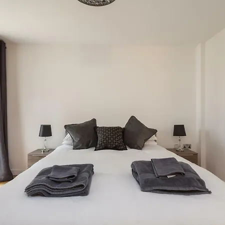 Seaside Serenity: Contemporary Apartment with Beach Access-2