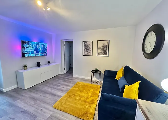 Sleek Urban Getaway - Parking Space - New Large Sofa Bed - Fast Wifi - 10 Minutes Walk To The Beach!
